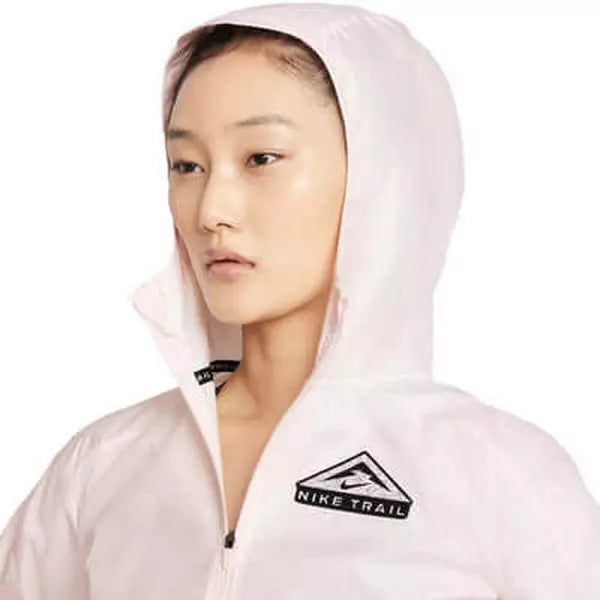 NIKE WOMEN'S SHIELD TRAIL RUNNING JACKET - LIGHT PINK